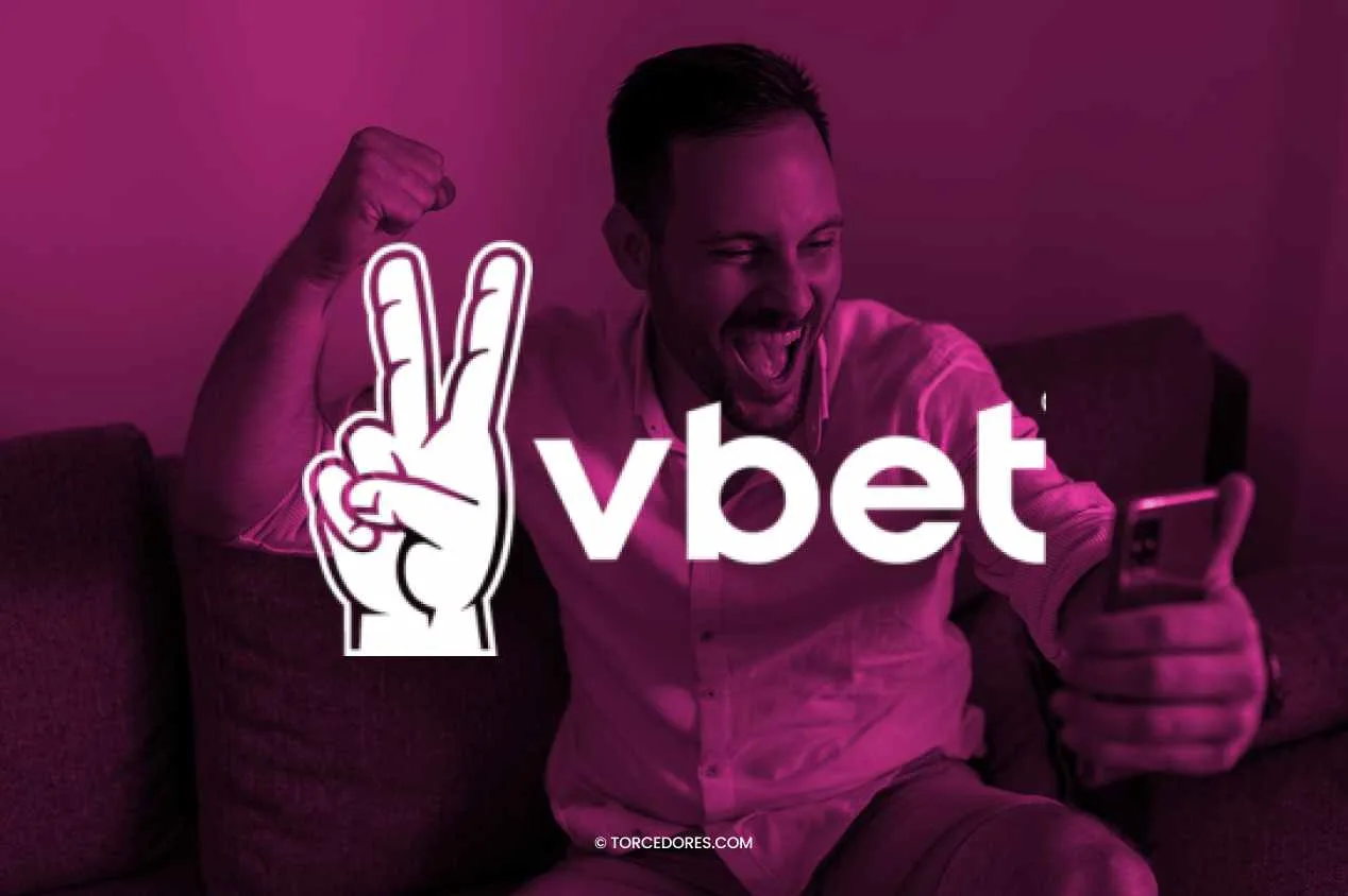 Imagem ilustrativa com um homem comemorando enquanto olha para o celular no plano de fundo. Em primeiro plano aparece a marca da Vbet em branco.