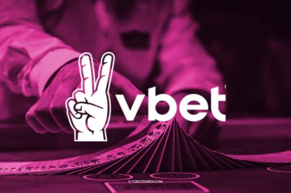 Imagem ilustrativa com um crupiê ao fundo embaralhando cartas em tons de rosa e preto. No primeiro plano aparece ao centro da imagem a marca da Vbet em branco.