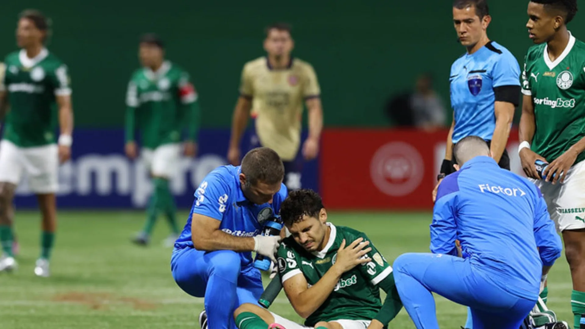 Raphael Veiga sofre luxação no ombro, mas Palmeiras informa que não é caso cirúrgico