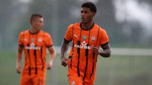 Vinicius Tobias, lateral na mira do Flamengo (Foto: Timothy Rogers/Getty Images)