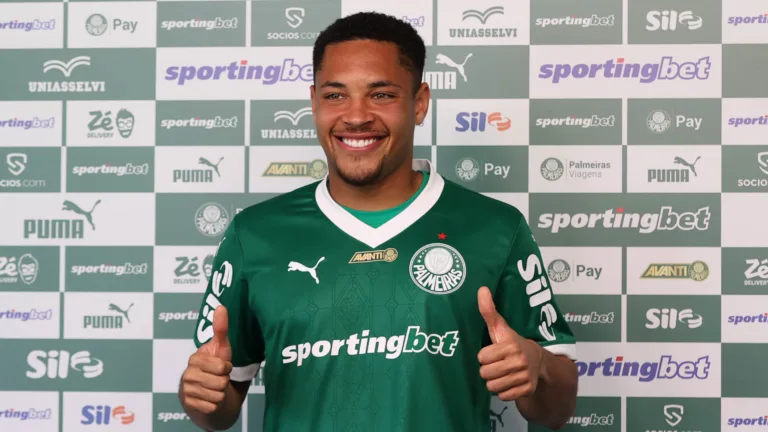 Casagrande ignora Vitor Roque e banca melhor 9 do Brasileirão: “É sim”