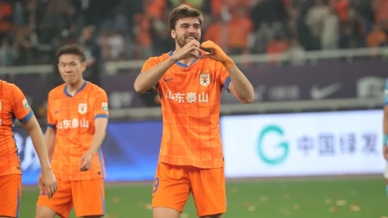 Zeca, ex-dupla Ba-Vi, faz sucesso no futebol asiático e chega a marca importante na carreira