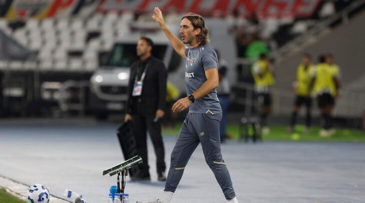 Nicola explica motivo de suposta treta entre Zubeldía e titulares do SPFC Nicola explica motivo de suposta treta entre Zubeldía e titulares do SPFC