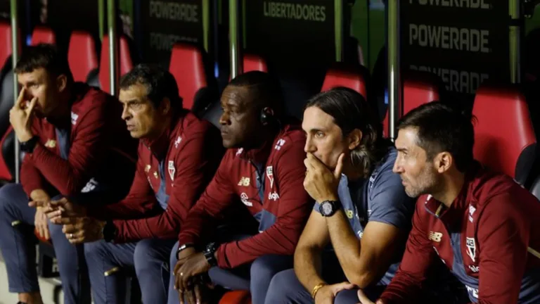 Diretoria do SPFC garante Luis Zubeldía como técnico até o clássico contra o Santos