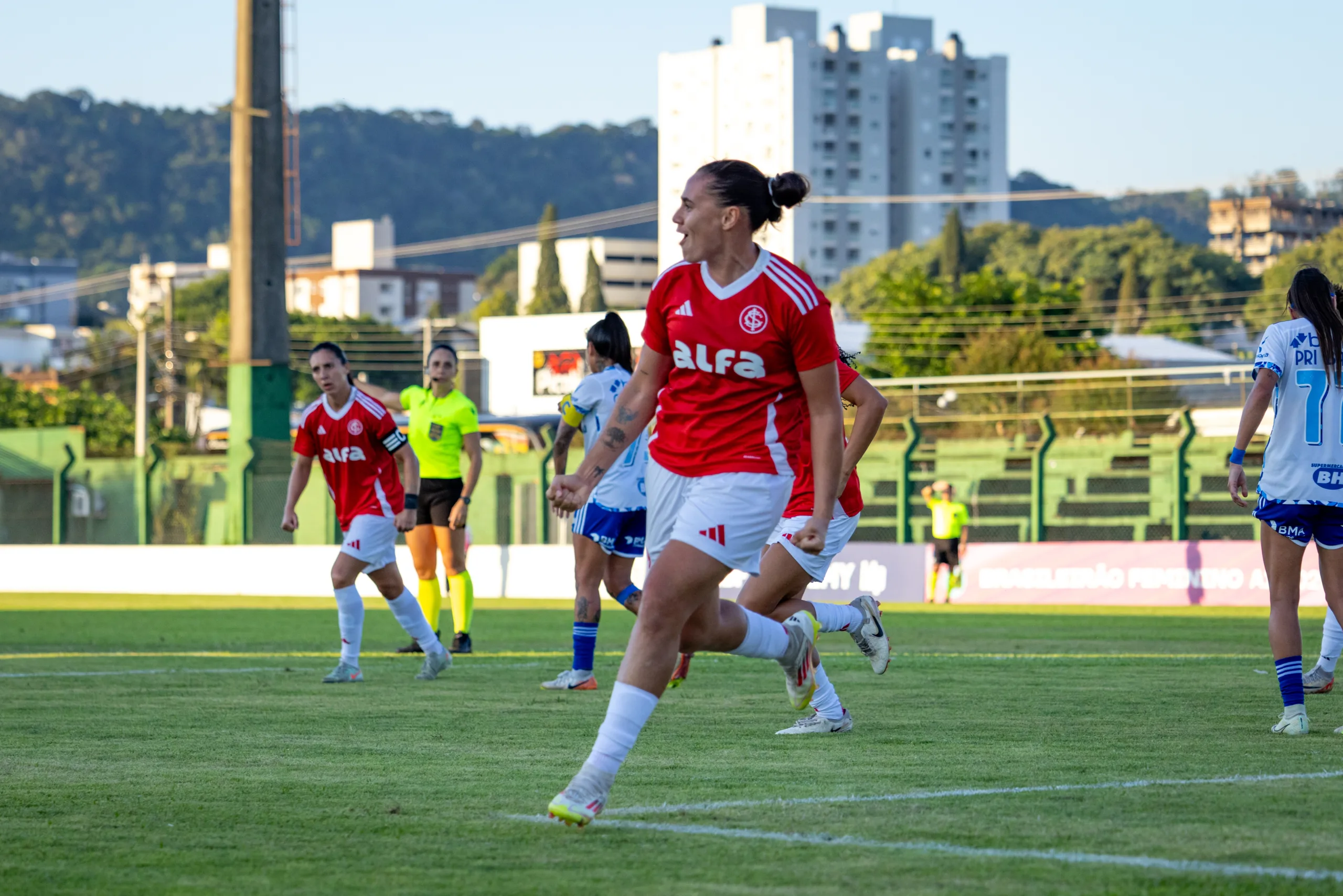 Internacional ainda sonha com G-8 no Brasileirão Feminino; duelo contra o Flamengo é decisivo