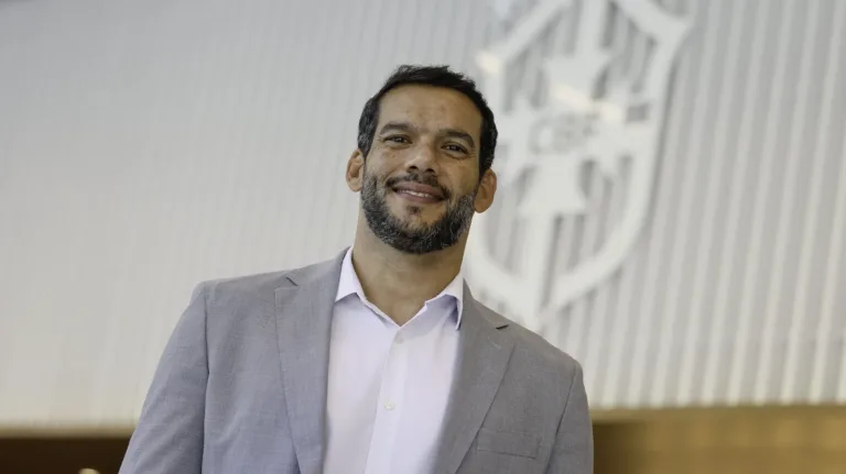 Novo presidente da CBF, Samir Xaud garante apoio e total autonomia para Arthur Elias após vitória contra o Japão