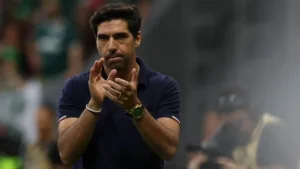 Tiago Leifert critica mídia esportiva no trato com Abel Ferreira, do Palmeiras: “Jornalista médio”