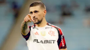 Arrascaeta, do Flamengo, tem mais participações em gols do que jogos no Brasileirão 2025
