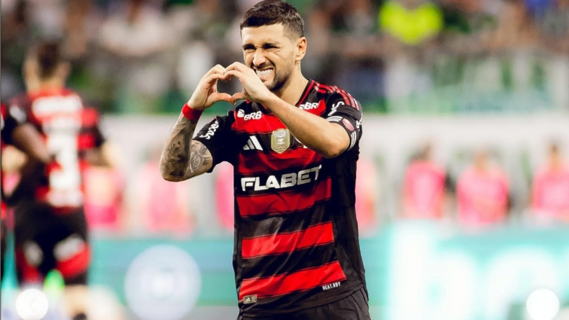 Arrascaeta, do Flamengo, aponta time difícil de vencer no Brasil hoje: “Rival duro”