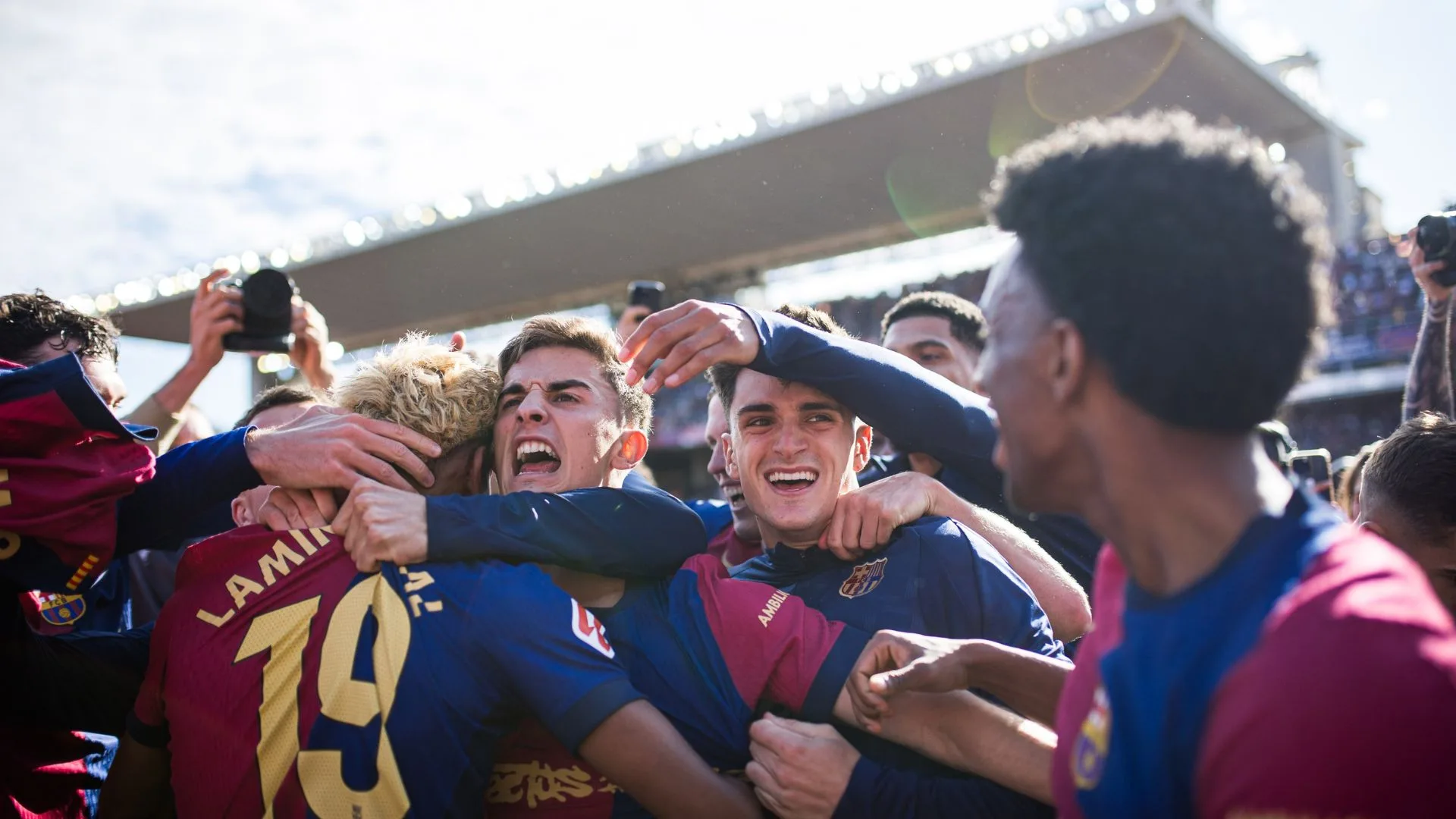 Barcelona encara o Espanyol buscando confirmar o título de LaLiga