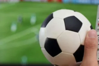 Bola de futebol, TV e controle