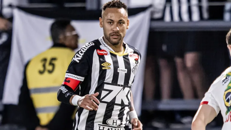 Cicinho diz que Neymar não vai renovar com Santos e prevê retorno ao exterior