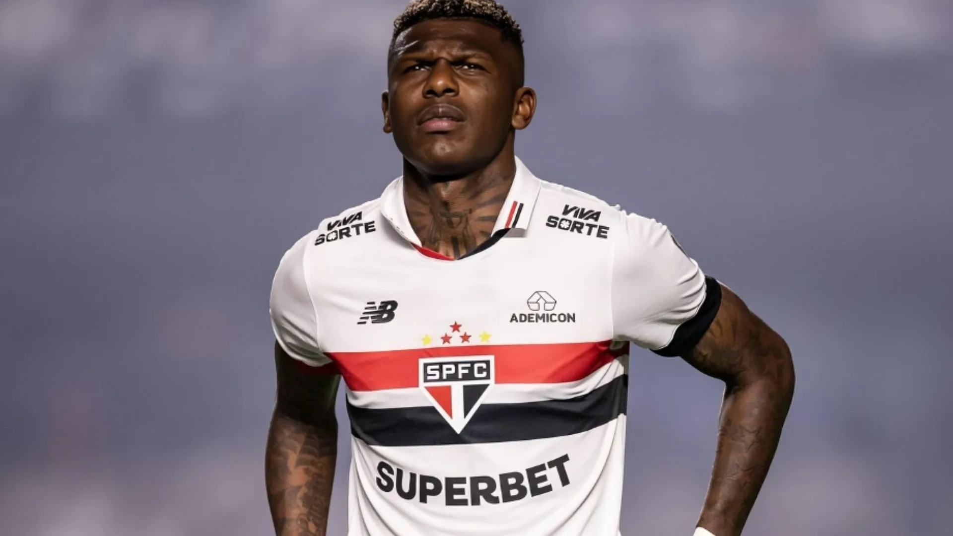Cicinho ignora Arboleda, do SPFC, e indica melhor zagueiro do Brasileirão