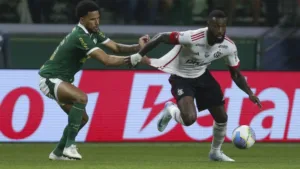 Cicinho surpreende e crava placar de Palmeiras x Flamengo no Brasileirão