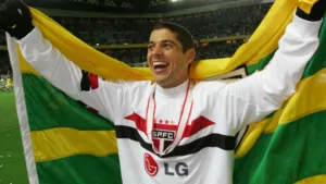 Ex-São Paulo, Cicinho aponta melhor companheiro de equipe e elogia: “Raciocínio à frente”