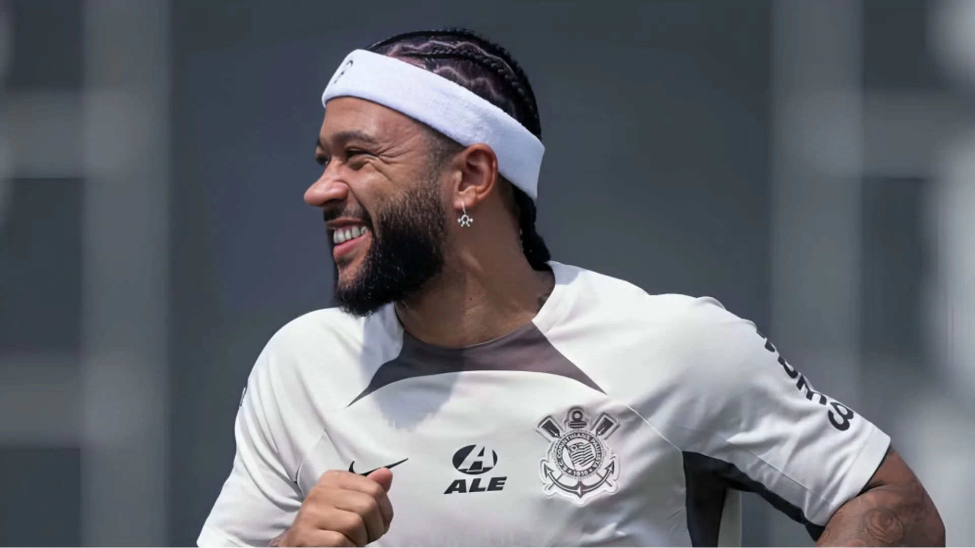 Corinthians não paga premiação do Paulistão de R$ 4,7 milhões a Memphis Depay e contrato prevê multa