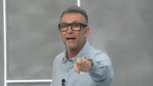 Craque Neto aponta camisa 10 que impressiona no Brasil hoje