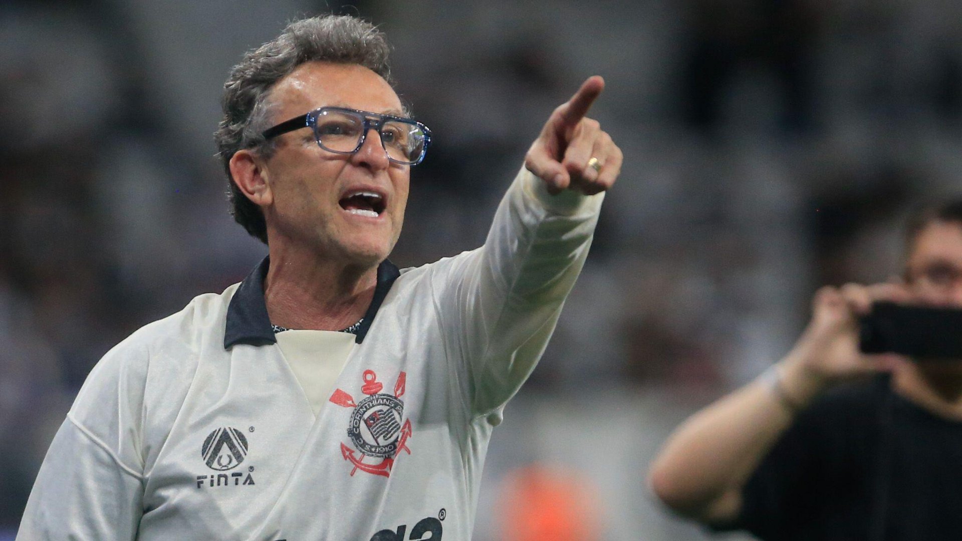 Craque Neto aponta jogador do Corinthians que está andando em campo: “Ganhou o que?”