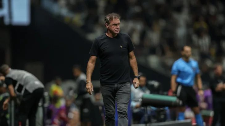 Cuca responde quem são os culpados pela fase do Atlético-MG: “Tem peças que estão rendendo muito menos” Cuca responde quem são os culpados pela fase do Atlético-MG: “Tem peças que estão rendendo muito menos”