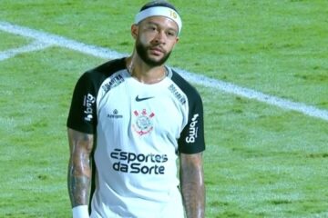 Depay desperdiçou pênalti no Corinthians