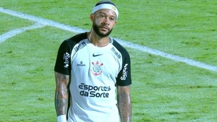 Depay perde pênalti de cavadinha e situação no Corinthians motiva “cornetada”: “Terra de ninguém” Depay perde pênalti de cavadinha e situação no Corinthians motiva “cornetada”: “Terra de ninguém”
