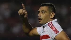 Diego Souza antecipa resultado de Palmeiras x SPFC no Brasileirão