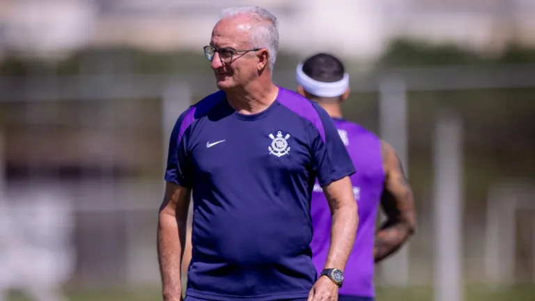 Dorival Júnior monitora Gui Negão e mais três jogadores da base do Corinthians que reforçam o treino do profissional
