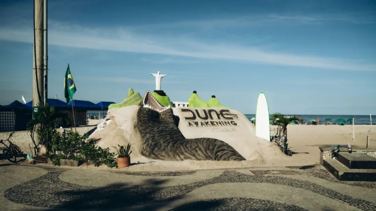 Dune Awakening: escultura de areia em Copacabana divulga game