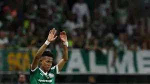 Estêvão repete Gabriel Jesus e Endrick em despedida no Allianz e promete voltar ao Palmeiras