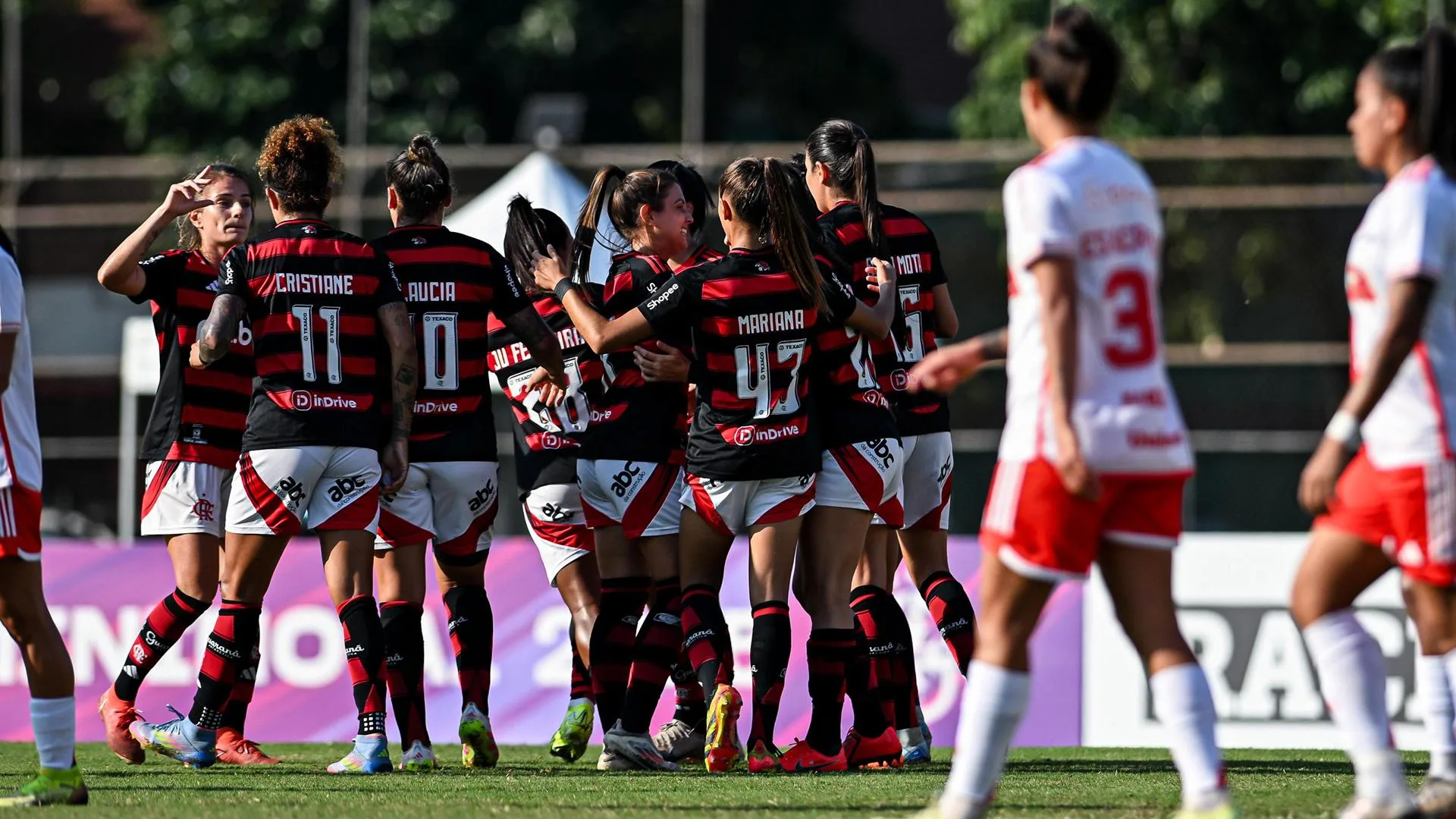 Flamengo vence mais uma e acaba com sequência de vitórias do Internacional no Brasileirão Feminino