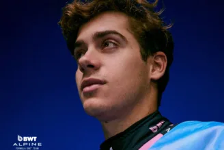 Franco Colapinto com a bandeira da Argentina