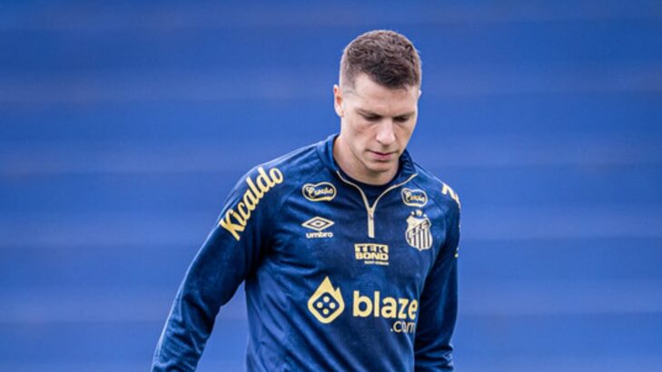 Santos reintegra o atacante Julio Furch, que ficou de fora por cinco meses Santos reintegra o atacante Julio Furch, que ficou de fora por cinco meses