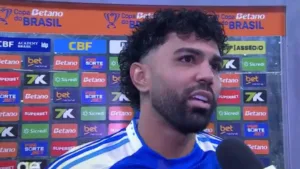 Denílson ironiza declaração de Gabigol: “Coração cheio de cores”