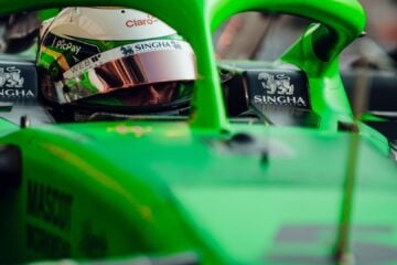 Na imagem, Gabriel Bortoleto no cockpit