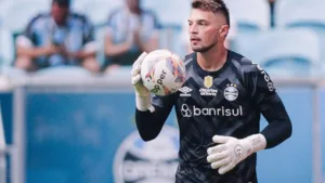 Palmeiras toma decisão sobre negociação com Gabriel Grando, do Grêmio