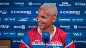 Gesto de Deyverson vira polêmica em jogo do Fortaleza na Libertadores e jogador é xingado pelos torcedores do Racing