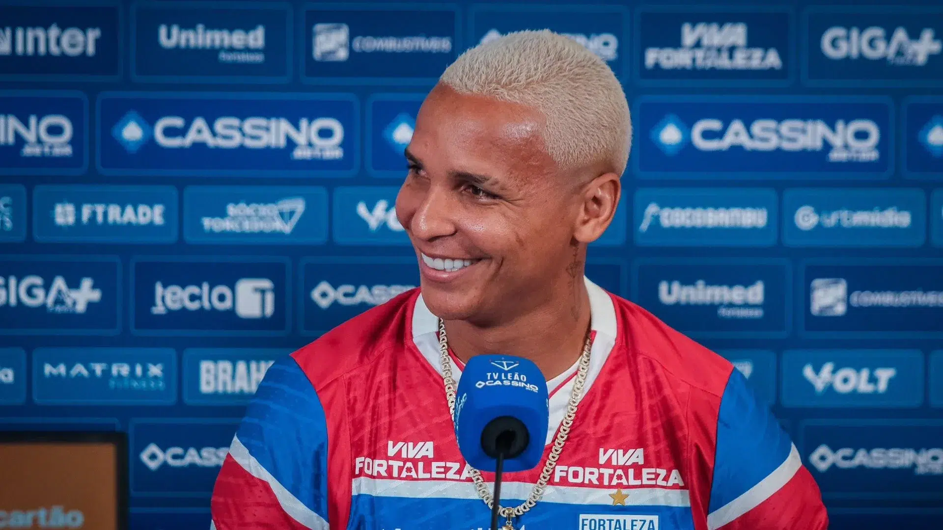 Gesto de Deyverson vira polêmica em jogo do Fortaleza na Libertadores e jogador é xingado pelos torcedores do Racing