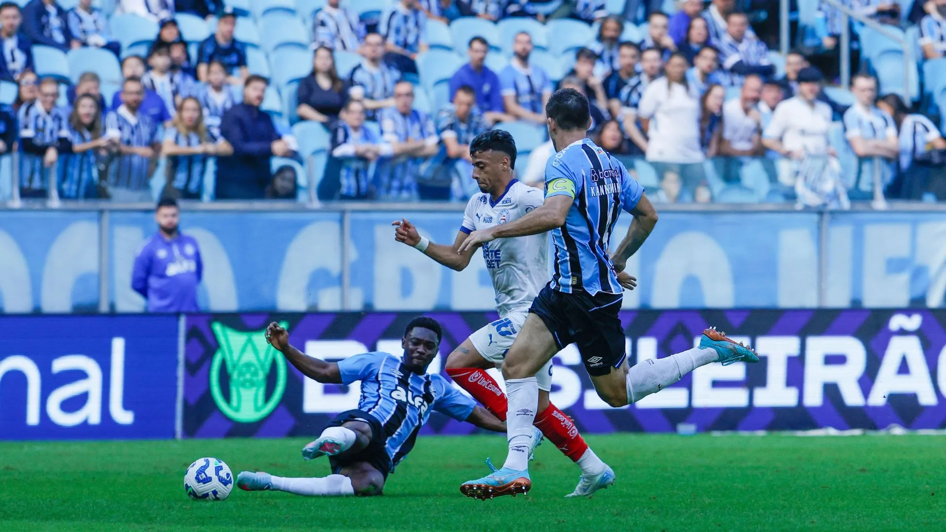 Grêmio bate Bahia em jogo com polêmica e deixa Z4 do Brasileirão