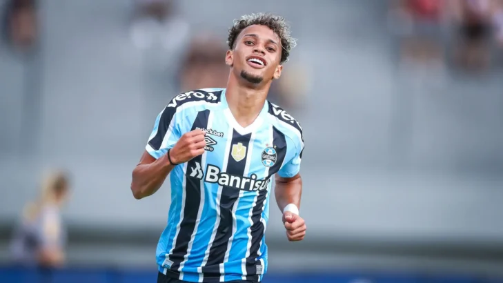 Farid critica direção do Grêmio ao exigir pagamento ao Cascavel por Bitello: “Faz o pix” Farid critica direção do Grêmio ao exigir pagamento ao Cascavel por Bitello: “Faz o pix”