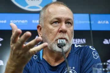 Mano Menezes ironiza interesse do Peñarol na contratação de Arezo: “Sonhando com algo que seja inviável financeiramente”