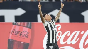 Botafogo supera expulsão, vence a Universidad de Chile e avança rumo ao mata-mata da Libertadores