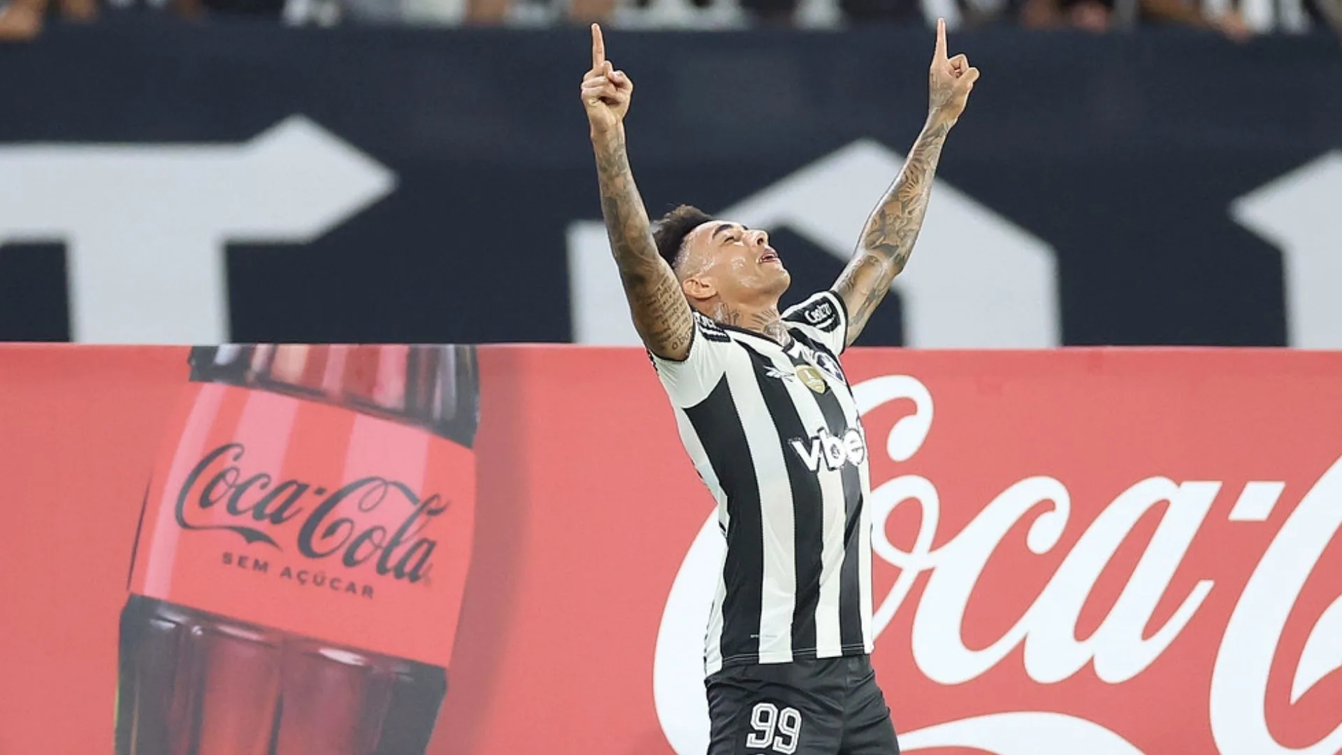 Botafogo supera expulsão, vence a Universidad de Chile e avança rumo ao mata-mata da Libertadores