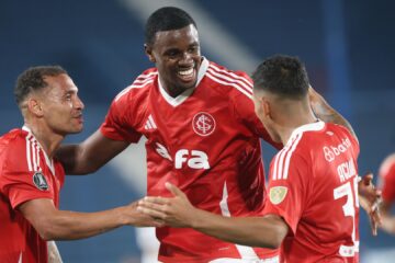 Ricardo Mathias (C) festeja gol do Internacional pela Libertadores