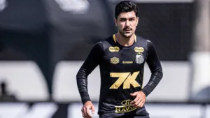 Santos terá de pagar valor milionário a time português por negociação de zagueiro, diz Fifa 