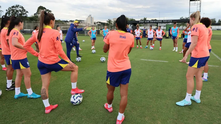 Atletas da Seleção Brasileira Feminina falam sobre os treinamentos e o sentimento de voltarem ao CT do Corinthians