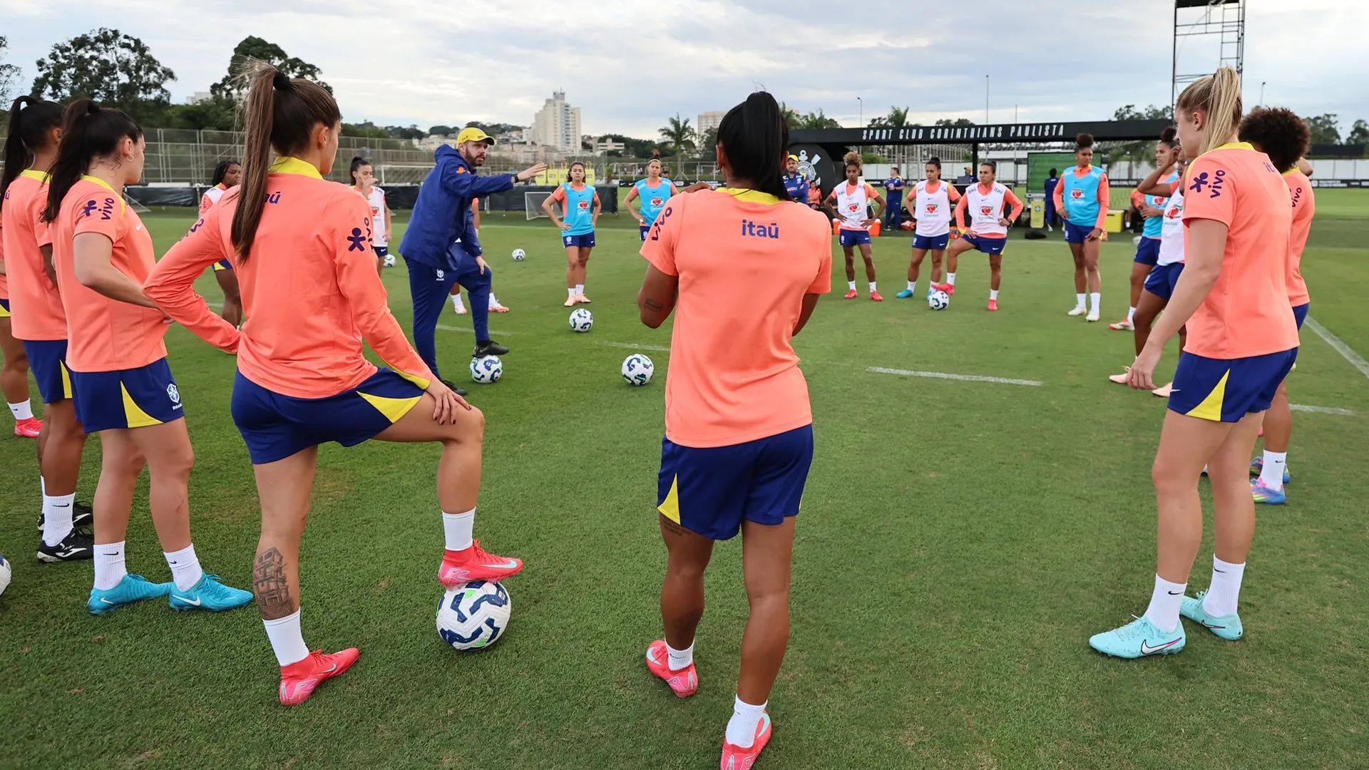 Atletas da Seleção Brasileira Feminina falam sobre os treinamentos e o sentimento de voltarem ao CT do Corinthians