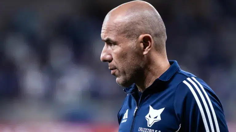 Leonardo Jardim aponta limitações no elenco do Cruzeiro em eliminação da Copa Sul-Americana: “Tem que pensar no futuro”