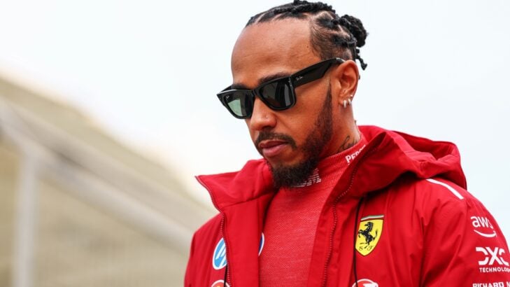 Campeão da F1 critica postura de Lewis Hamilton na Ferrari: “Está encrencado” Campeão da F1 critica postura de Lewis Hamilton na Ferrari: “Está encrencado”