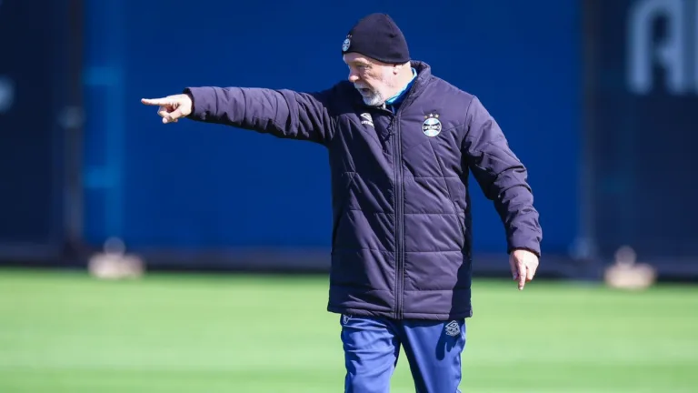 Grêmio mira em saídas de atletas para ter recursos para contratações de jogadores