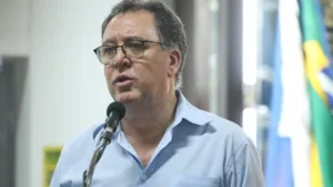 Presidente do Santos é alvo de protestos de torcedores no CT Rei Pelé: “Blogueiro”